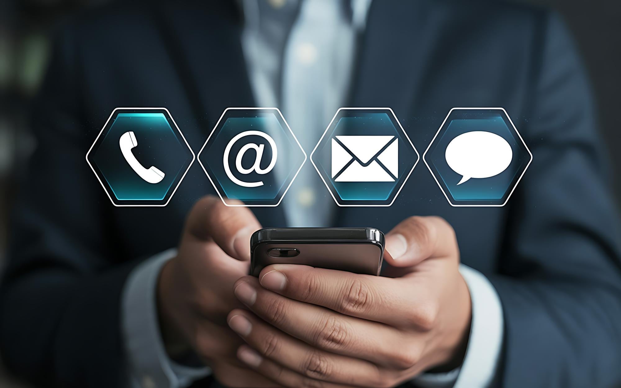 Geschäftsmann hält Smartphone in der Hand, darüber Symbole für Telefon, E Mail, Nachricht und Chat als Darstellung moderner Kundenkommunikation und Supportmöglichkeiten