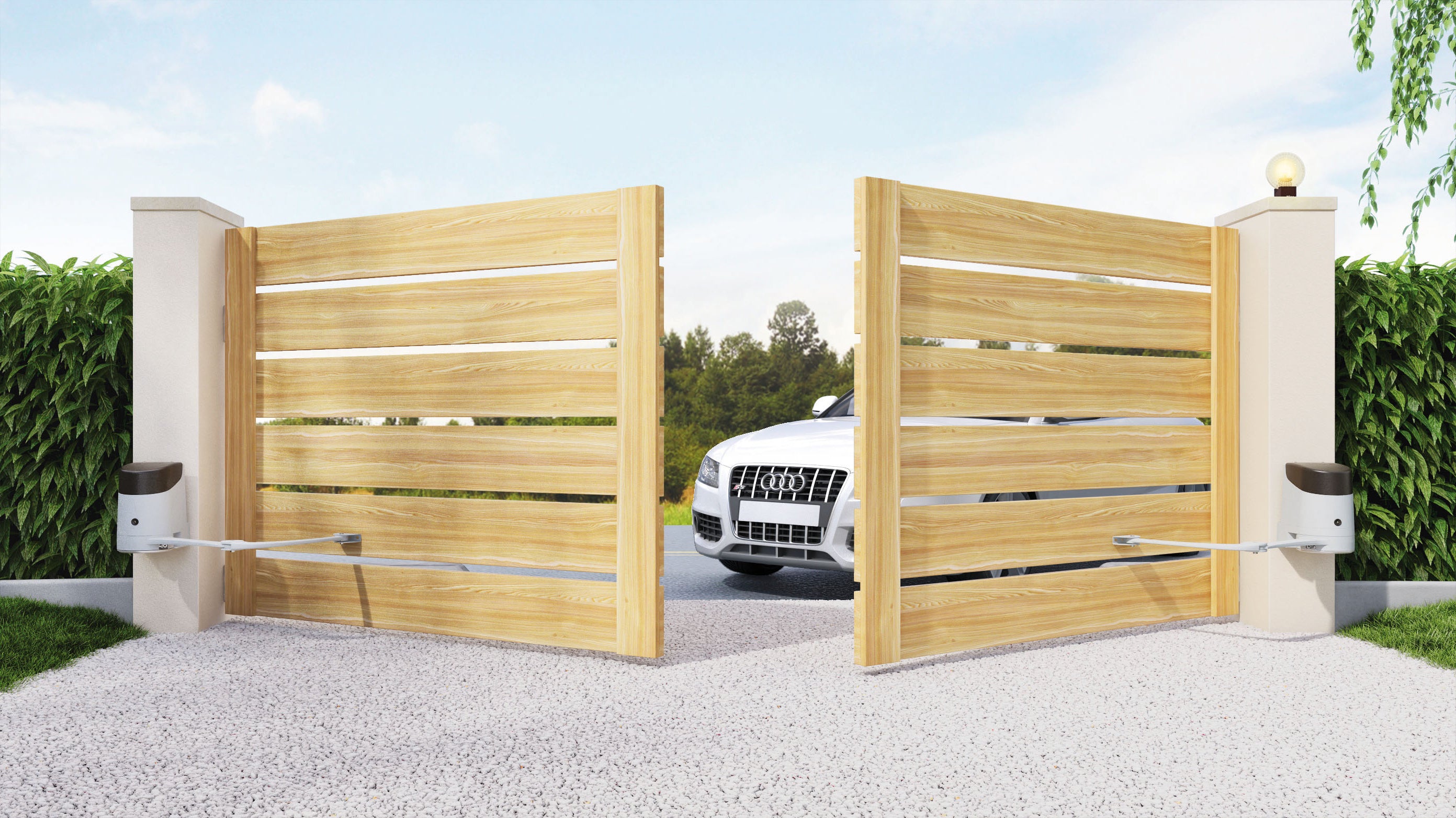 Automatisches Drehtor aus Holz mit elektrischem Torantrieb an der Einfahrt eines Einfamilienhauses.