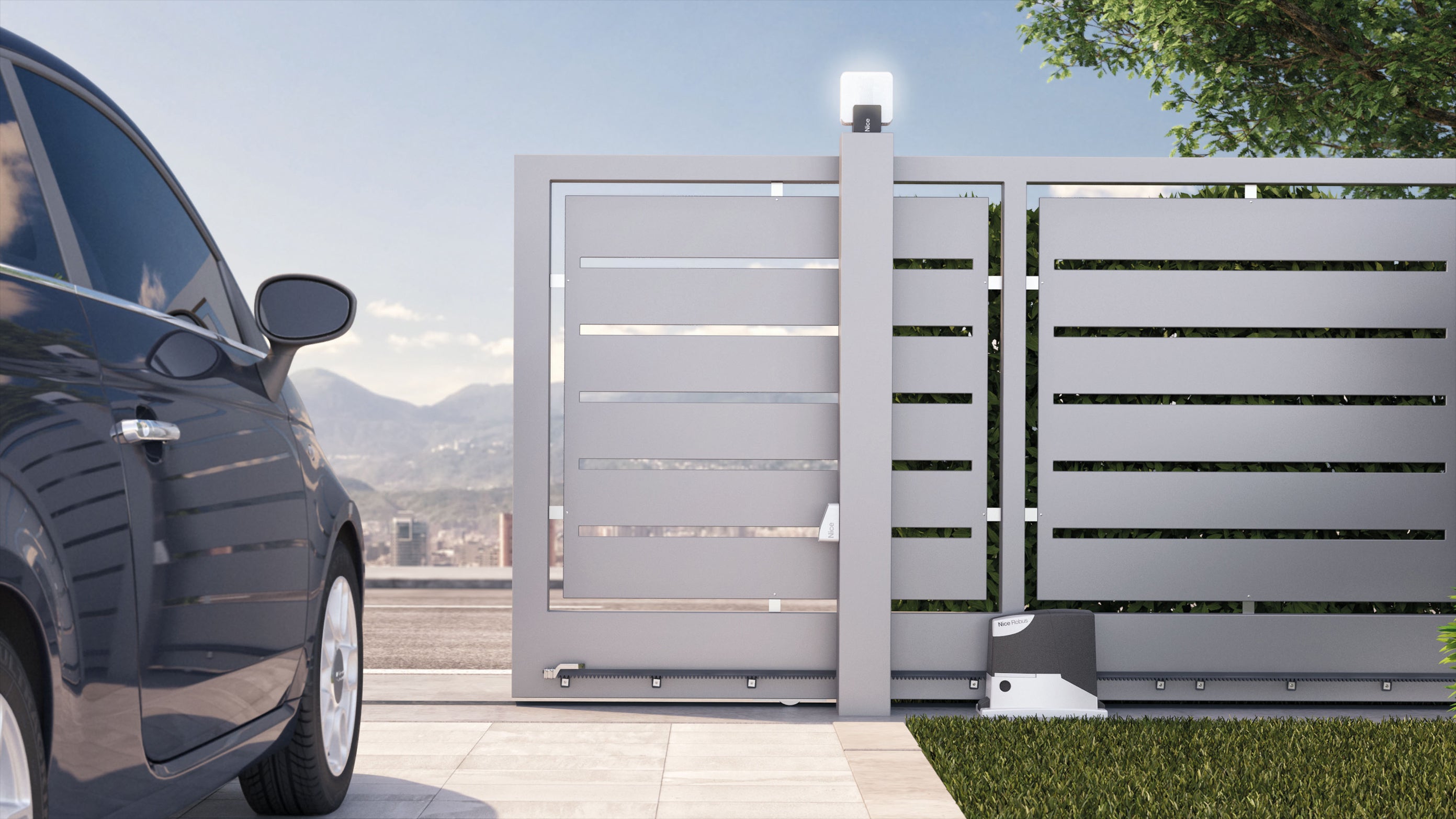 Modernes Schiebetor mit elektrischem Torantrieb an der Einfahrt eines Wohnhauses mit geparktem Auto.